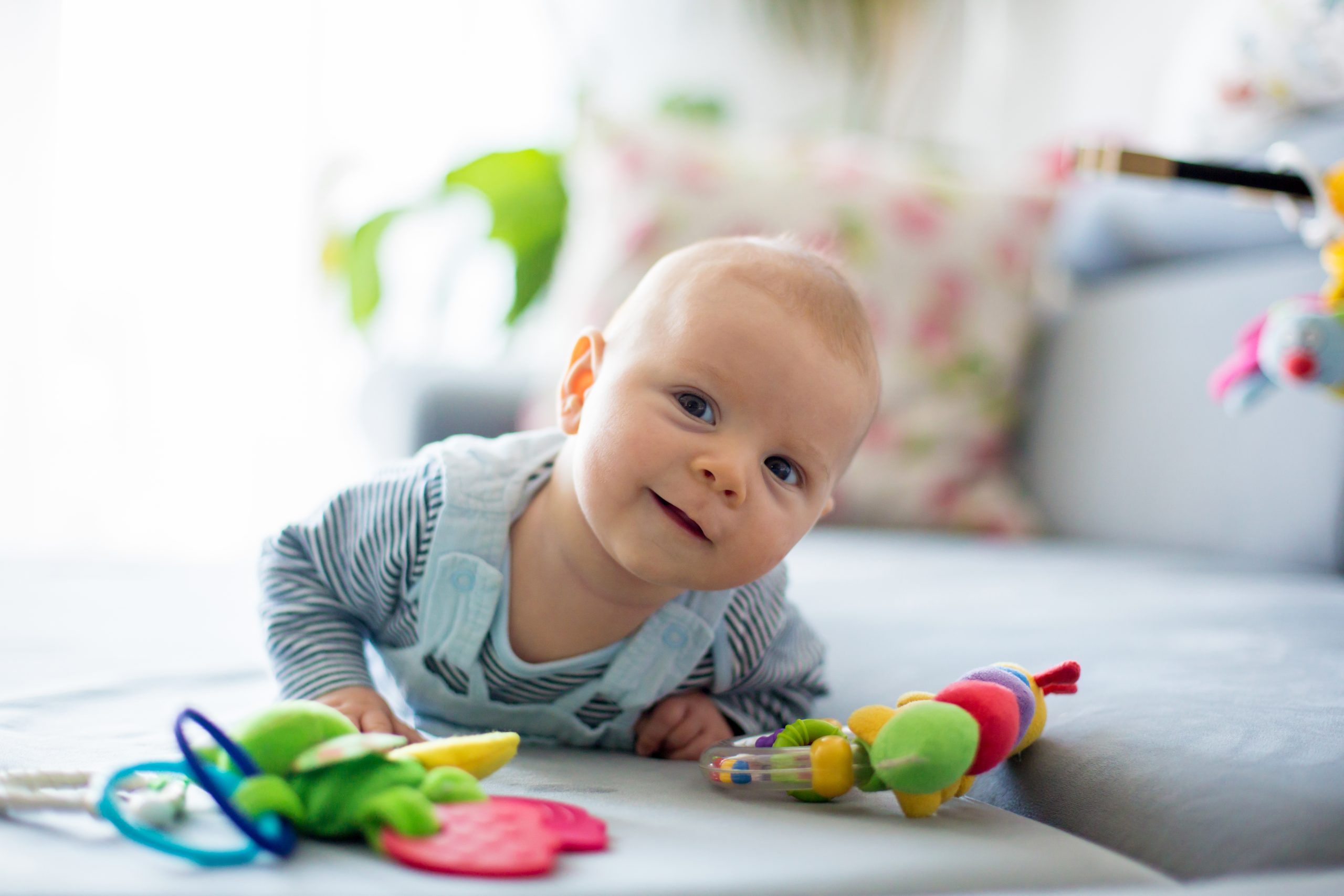 Petit bébé qui joue au sol