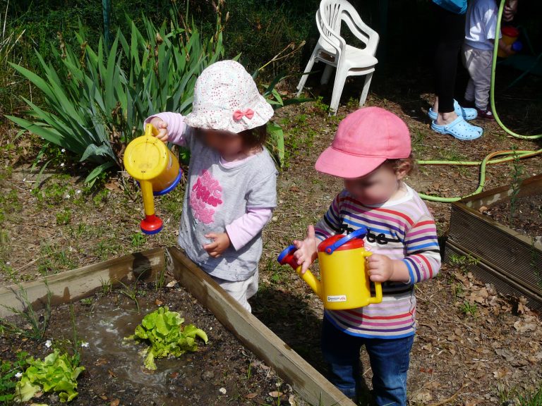 Enfants en train de jardiner
