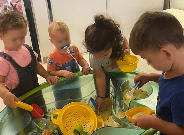 Enfants qui jouent avec le sable