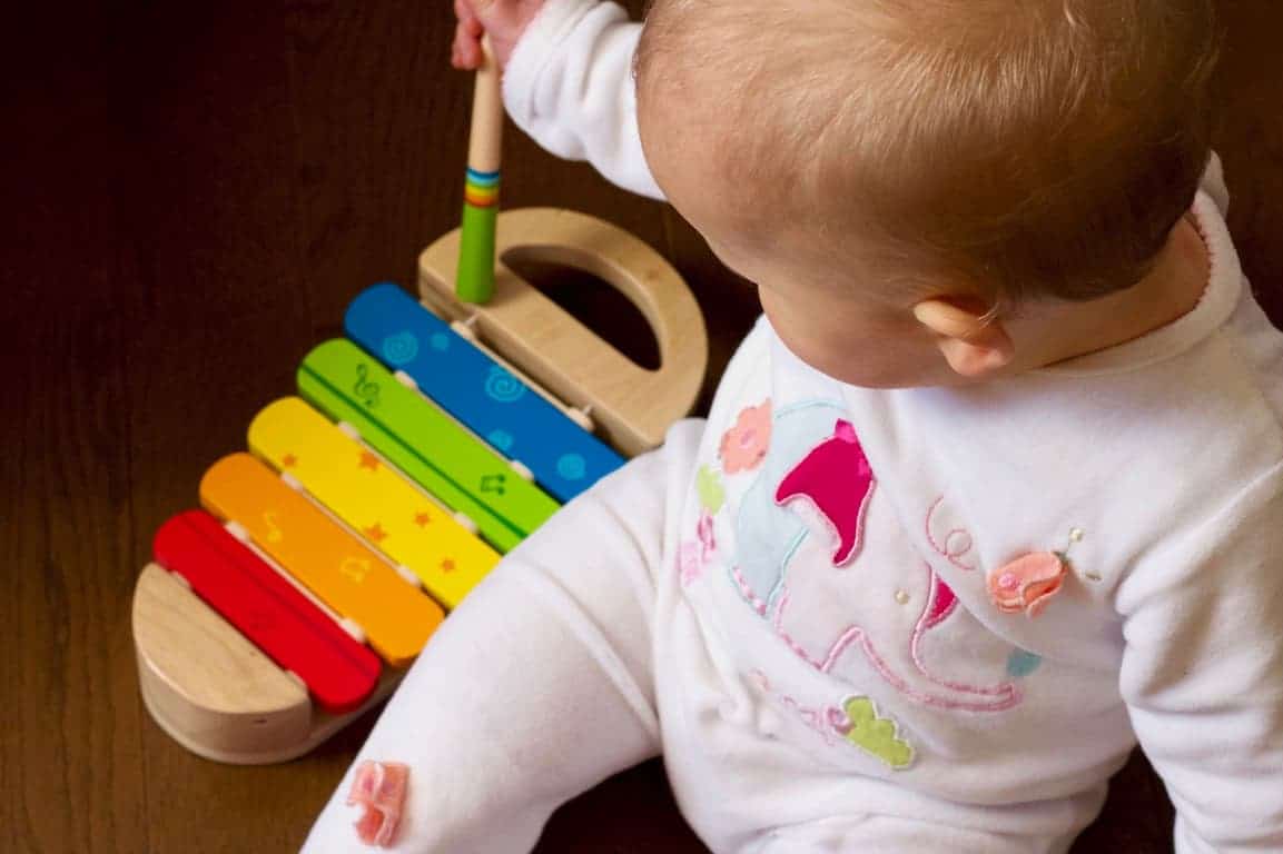 Un enfant joue avec un xylophone multicolor