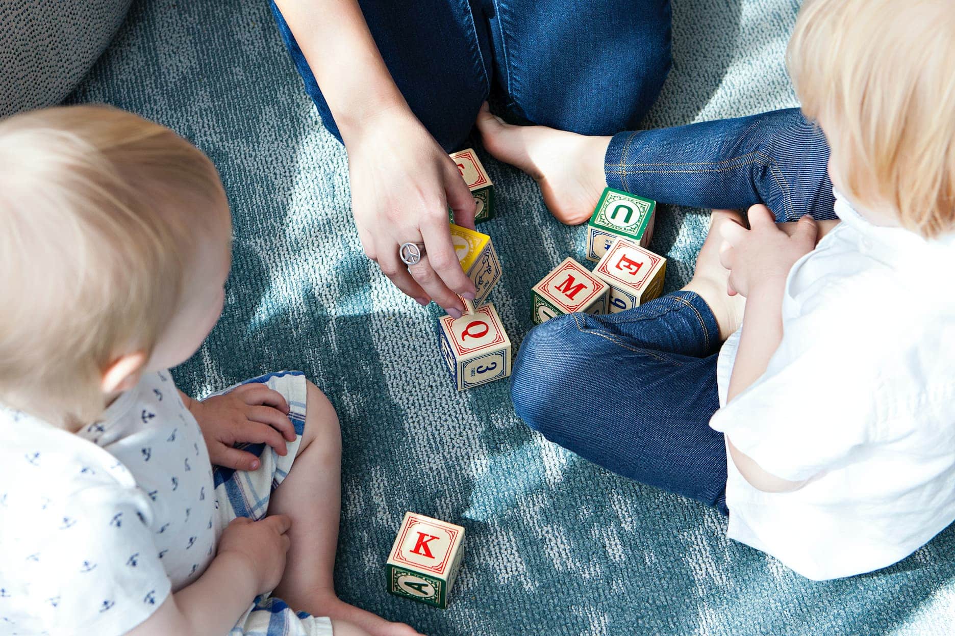 2 enfants jouent aux cubes avec la professionnelle